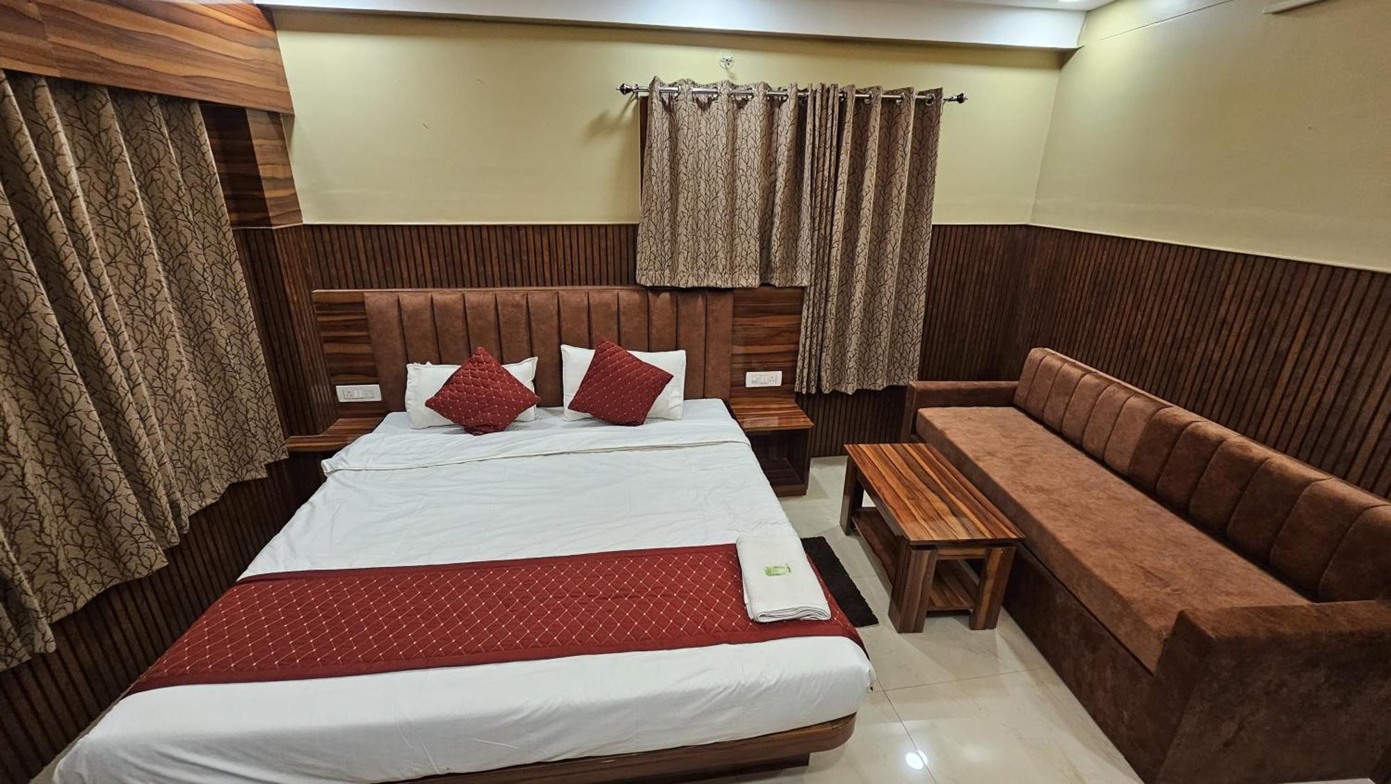 Tirupati Lodge Njp Siliguri Dış mekan fotoğraf