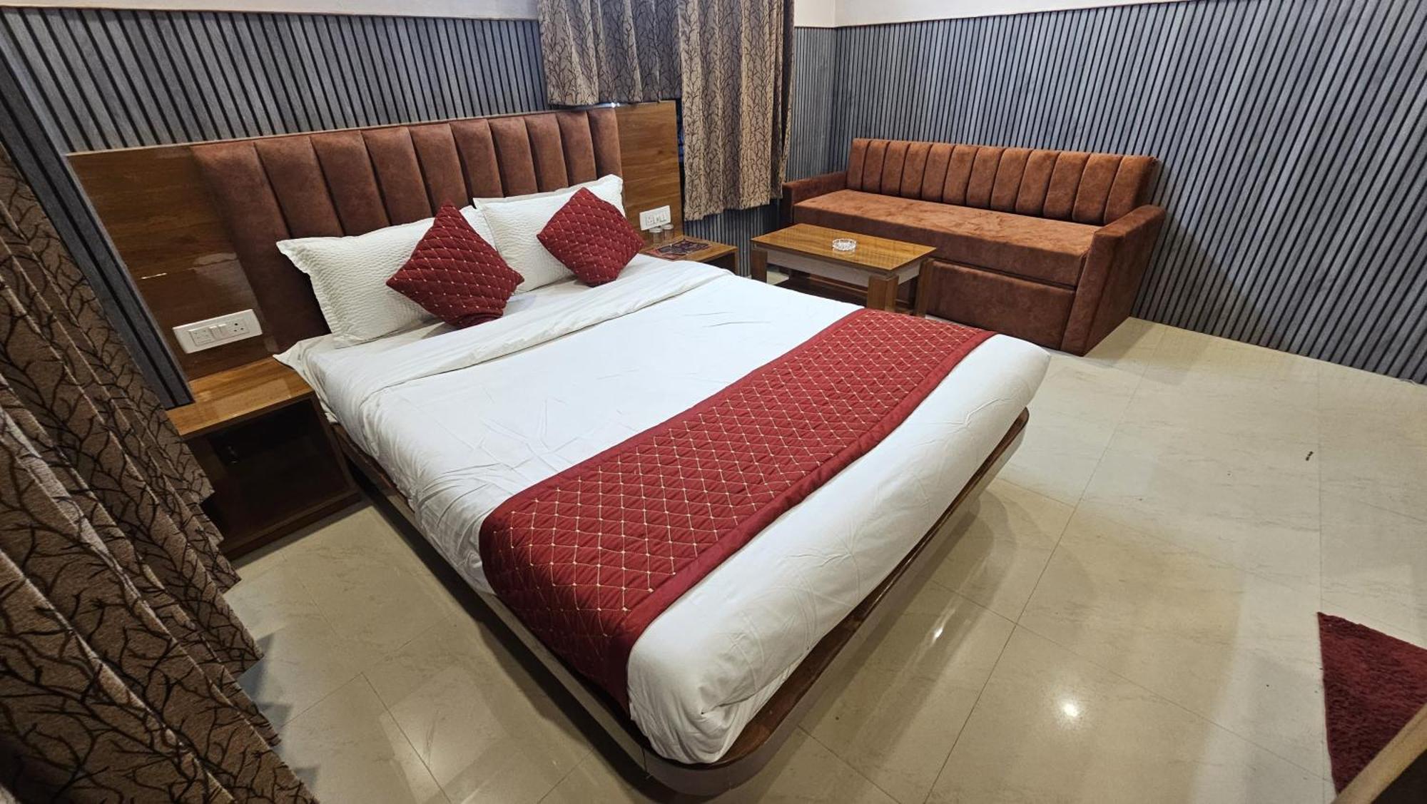 Tirupati Lodge Njp Siliguri Dış mekan fotoğraf